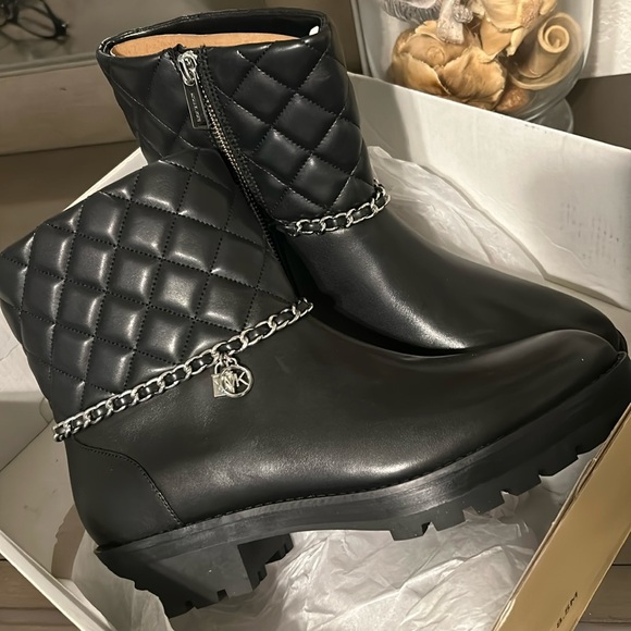 Michael Kors Elsa Quilted Leather Chain Boot BNIB💕 Black Boots 8.5💕logo chain - Picture 1 of 4